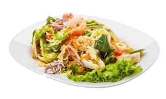 Aziatisch zeevruchten salade Aan de bord en wit achtergrond foto