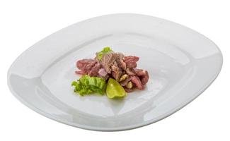 rundvlees carpaccio Aan de bord en wit achtergrond foto