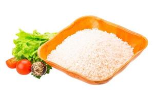 rijst in een kom op witte achtergrond foto