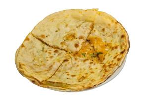 alu naan in een mand Aan wit achtergrond foto