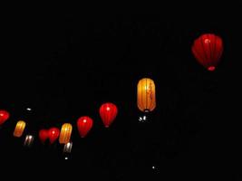 papier lantaarn Bij nacht, Bij een Chinese festival Bij pantai inda kapuk. foto