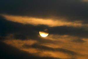 de zon gaat onder de horizon aan de Middellandse Zee in Noord-Israël. foto