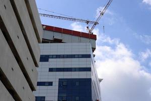 tel aviv Israël februari 2, 2020. de werk van hoogbouw arbeiders Aan de muren van een wolkenkrabber. foto