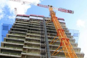 tel aviv Israël februari 2, 2020. de werk van hoogbouw arbeiders Aan de muren van een wolkenkrabber. foto