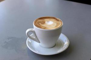 heet koffie Aan de tafel in een restaurant. foto