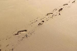 voetafdrukken in de zand Aan de kusten van de middellandse Zee zee. foto