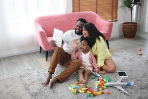 gelukkig Afrikaanse familie hebben speels tijd Bij huis, familie liefde, ouders en kleuter binnen- foto