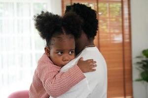 gelukkig Afrikaanse familie hebben speels tijd Bij huis, familie liefde, ouders en kleuter binnen- foto