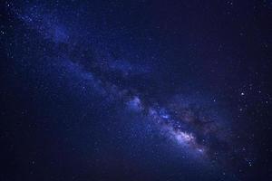 sterrenhemel nacht lucht en melkachtig manier heelal met sterren en ruimte stof in de universum foto