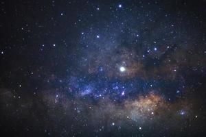 dichtbij omhoog melkachtig manier heelal met sterren en ruimte stof in de universum foto