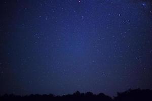 sterrenhemel nacht lucht en melkachtig manier heelal met sterren en ruimte stof in de universum foto