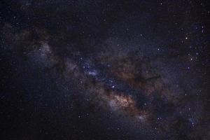 het centrum van de Melkweg met sterren en ruimtestof in het heelal, lange blootstellingsfoto, met graan. foto