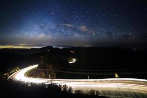 melkachtig manier heelal met sterren en ruimte stof in de universum en verlichting Aan de weg Bij doi inthanon Chiang mei, Thailand foto