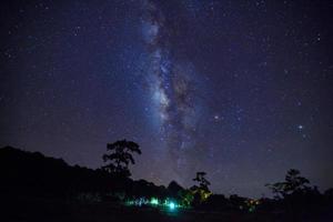 landschap melkachtig manier heelal met ster en ruimte stof in de universum, lang blootstelling fotograaf, met korrel. foto