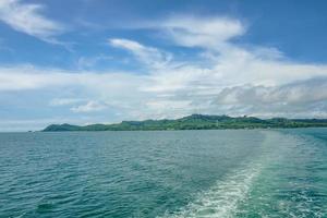 veerboot kruis de zee naar koh chang met bewolkt lucht in vakantie tijd.koh chang trat Thailand foto