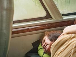 portret foto van senior Aziatisch vrouw slaap Aan de bus wanneer haar vakantie.