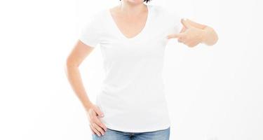 vrouw in wit t-shirt wijzend naar zichzelf. punt tshirt mock-up kopie ruimte - bijgesneden afbeelding. foto