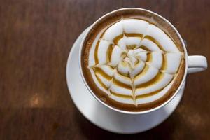 kop van koffie Aan een tafel foto