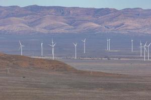 wind turbines in de afstand foto