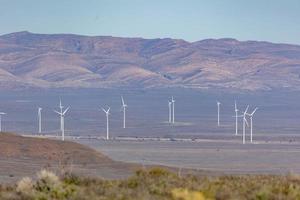 wind turbines in de afstand foto