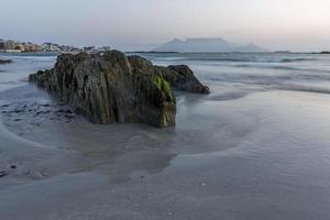 zeegezicht met rotsen in de voorgrond foto