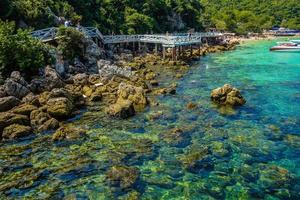 tropisch idyllisch oceaan en boot Aan koh lan eiland in vakantie tijd. koh lan eiland is de beroemd eiland in de buurt pattaya stad de reizen bestemming in thailand, thailand vakantie concept foto