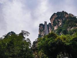 bailong lift van zhangjiajie nationaal Woud park in wulingyuan wijk zhangjiajie stad china.bailong lift de hoogste buitenshuis lift in de wereld foto