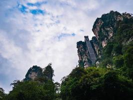 bailong lift van zhangjiajie nationaal Woud park in wulingyuan wijk zhangjiajie stad china.bailong lift de hoogste buitenshuis lift in de wereld foto