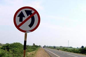 vijayapura, karnataka, november 26, 2021 - inhalen verboden teken bord Aan nationaal snelweg 218. foto