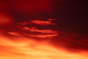 mooi gebraamd gradiant oranje wolken en zonlicht Aan de blauw lucht perfect voor de achtergrond, nemen in eeuwigheid, schemering, regenachtig seizoen, winter, zomer foto