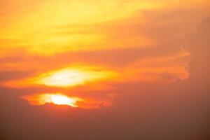 mooi oranje wolken en zonlicht Aan de ochtend- perfect lucht voor de achtergrond, achtergrond,banner foto