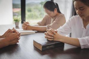 vrouw bid voor god zegen om een beter leven te wensen. smeken om vergeving en geloven in goedheid. christelijk leven crisisgebed tot god. religieuze concepten. foto