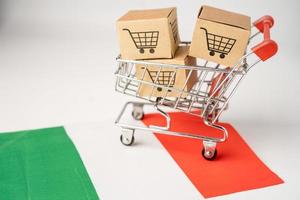 doos met boodschappen doen kar logo en Italië vlag, importeren exporteren boodschappen doen online of ecommerce financiën levering onderhoud op te slaan Product Verzenden, handel, leverancier concept. foto