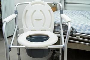 doorspoelen toilet en douche stoel in badkamer voor oud ouderling mensen. foto