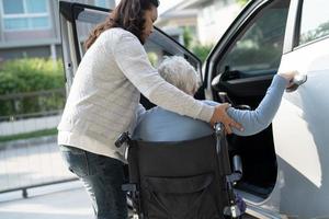 Aziatische senior of oudere oude dame vrouw patiënt zittend op rolstoel voorbereiden om naar haar auto te gaan, gezond sterk medisch concept. foto