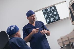 orthopedist dokter team onderzoeken digitaal röntgenstraal afbeelding in kliniek of ziekenhuis foto