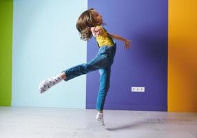 schattig weinig meisje dansen Bij huis foto