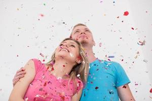 romantisch jong paar vieren partij met confetti foto