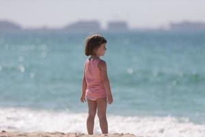 weinig schattig meisje Bij strand foto