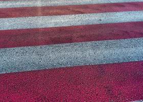 voetganger kruispunt, strepen van wit en rood kleur Aan asfalt. foto