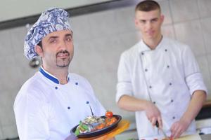 chef-kok bereiden van voedsel foto