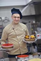 chef voorbereidingen treffen woestijn taart in de keuken foto