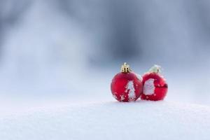 rood Kerstmis ballen in vers sneeuw foto