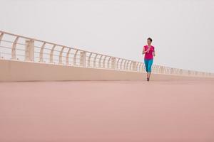 vrouw bezig rennen Aan de promenade foto