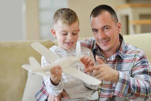 vader en zoon in elkaar zetten vliegtuig speelgoed- foto