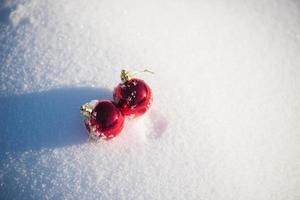 rood Kerstmis bal in vers sneeuw foto