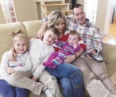 gelukkig jong familie Bij huis foto