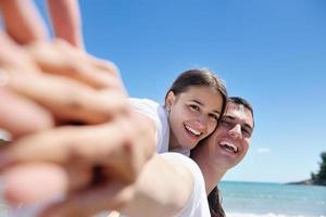 gelukkig paar hebben pret Aan de strand foto