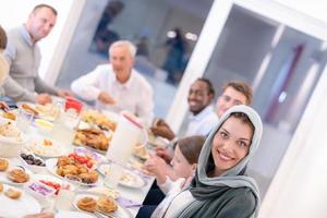 modern multi-etnisch moslim familie hebben een Ramadan feest foto