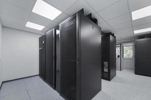 gegevens centrum met meerdere rijen van ten volle operationeel server rekken. modern telecommunicatie, wolk computergebruik, kunstmatig intelligentie, databank, supercomputer technologie concept. foto